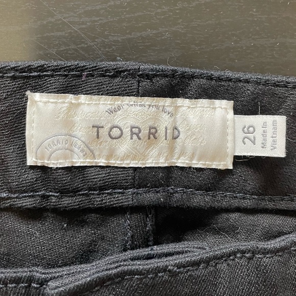 TORRID SKINNY SHORT SHORTS - BLACK WASH WITH SQUARE POCKETS - Picture 3 of 4